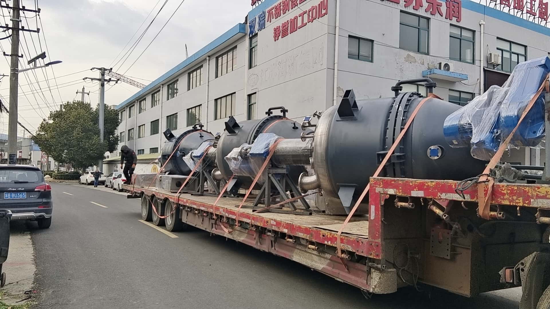 無錫市雙瑞機械有限公司成功交付醫(yī)藥生產(chǎn)領域四臺筒錐形過濾洗滌干燥三合一設備